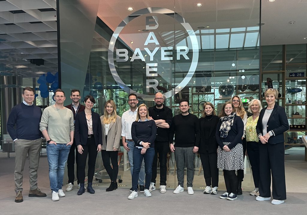 Teilnemer:innen des Future Leadership Training Modul II vor der Bayer AG