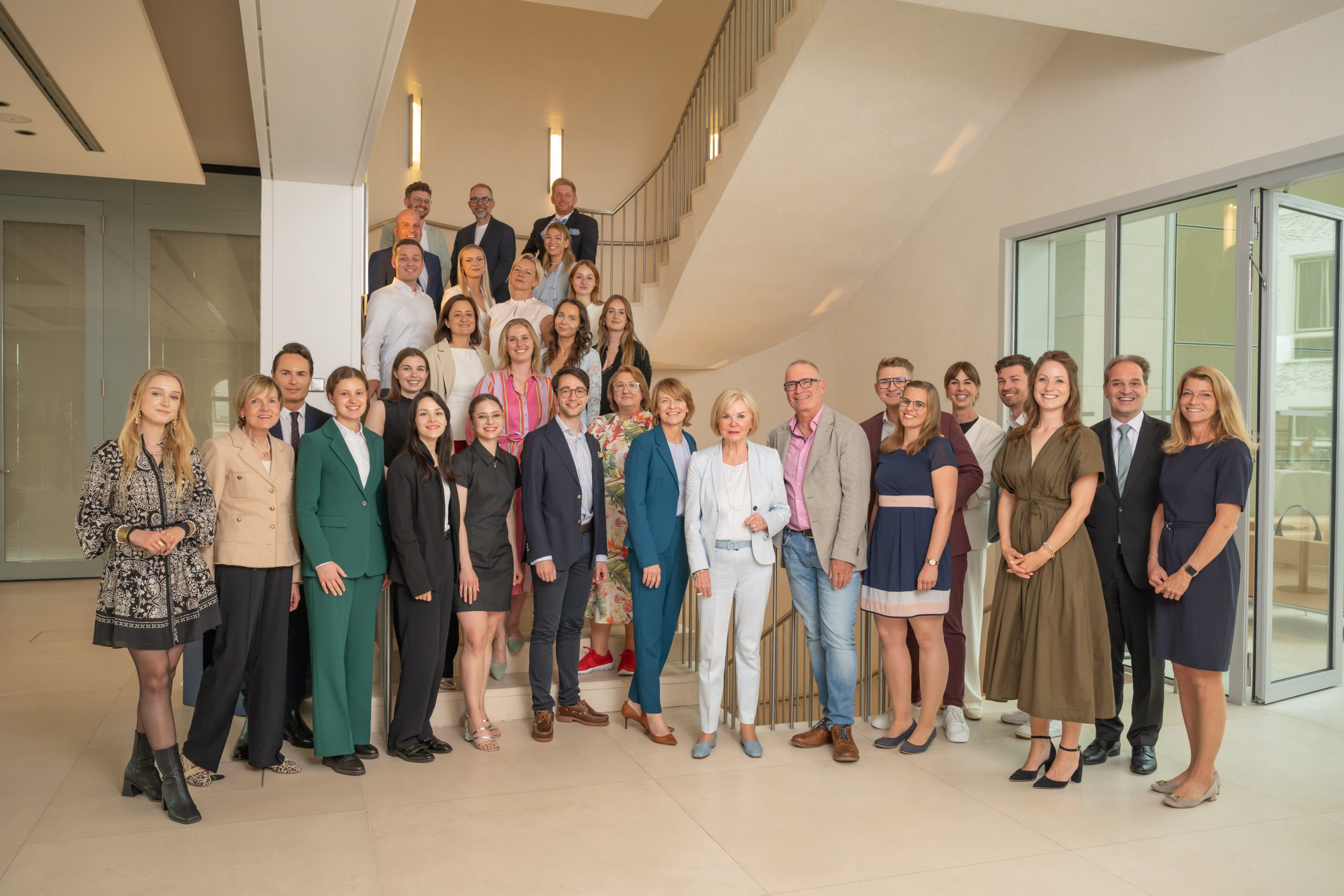 Schulen im Dialog mit First Lady Elke Büdenbender und Liz Mohn zu neuem Digitalprojekt
